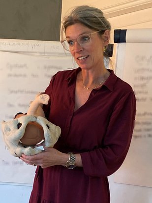 Jordemoder Lykke Thomsen underviser i fødselsforberedelse